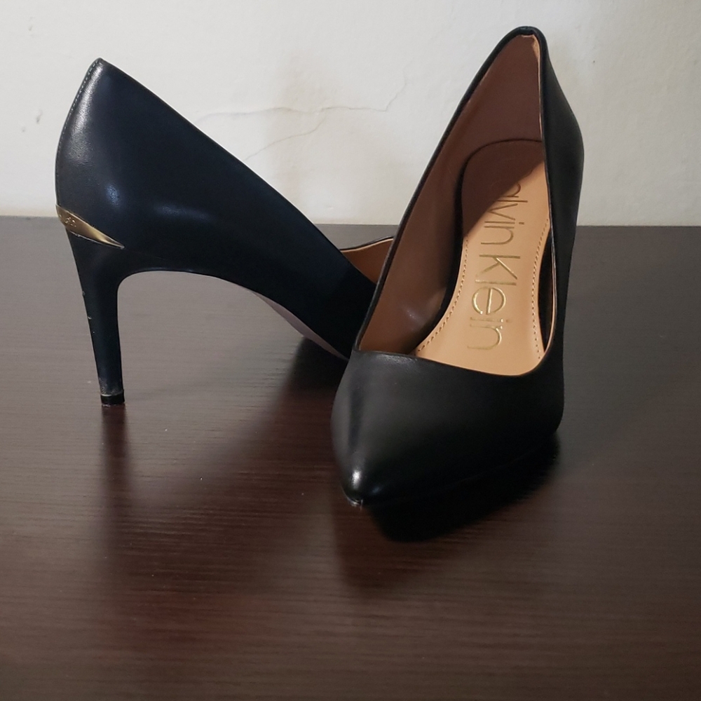 Calvin Klein Women's 3" inch black pump. S